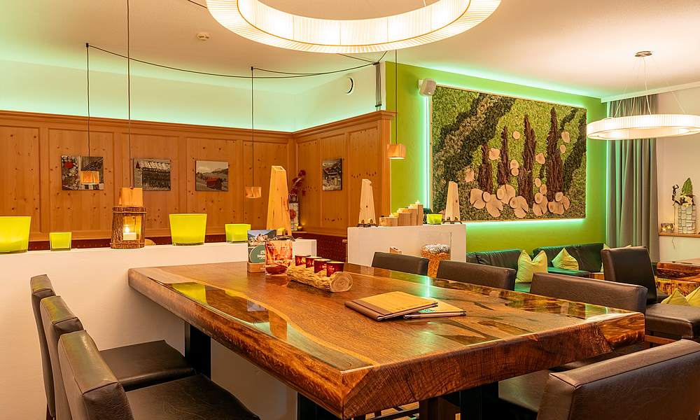 Lounge Hotel - Bar und Couchen - Natürlich. Hotel mit Charakter in Tirol - Österreich